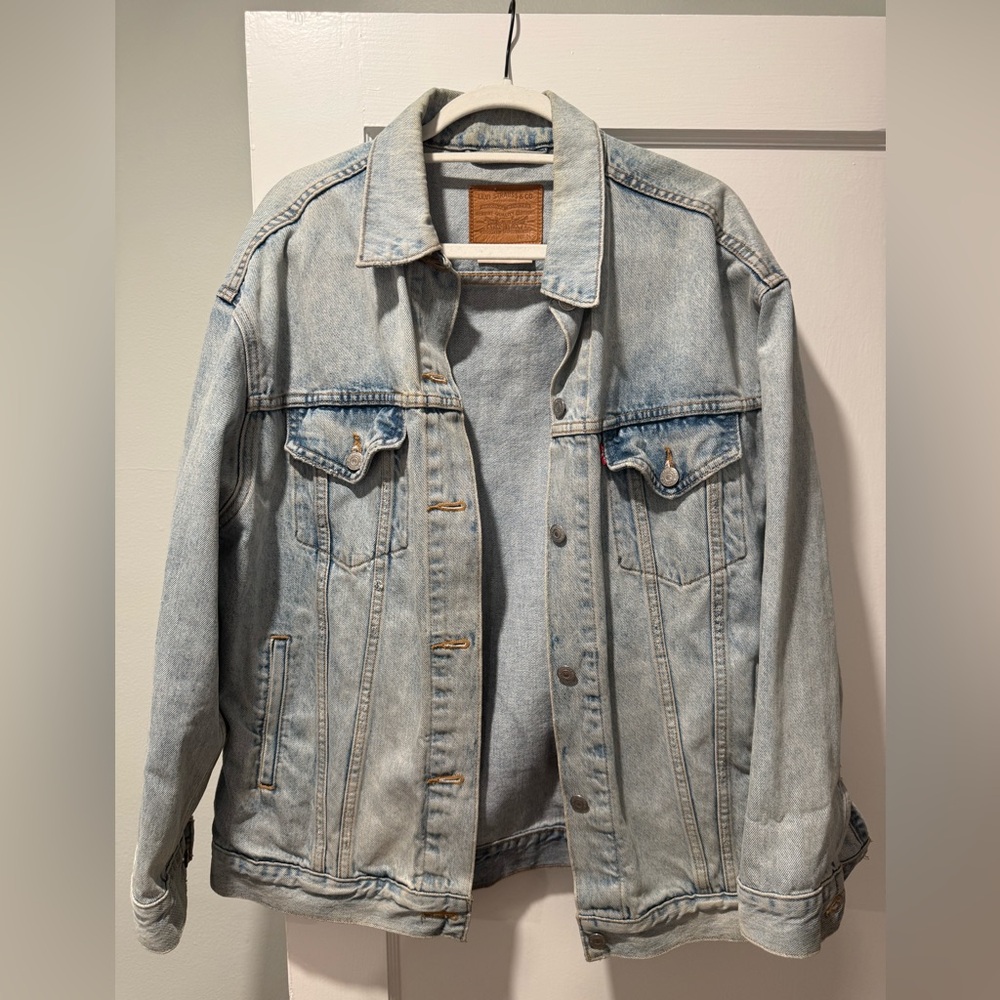 Light wash women’s Levi’s Denim Jacket